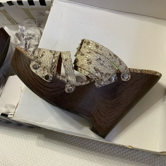 BCBG Wedge - Picture 3 of 7